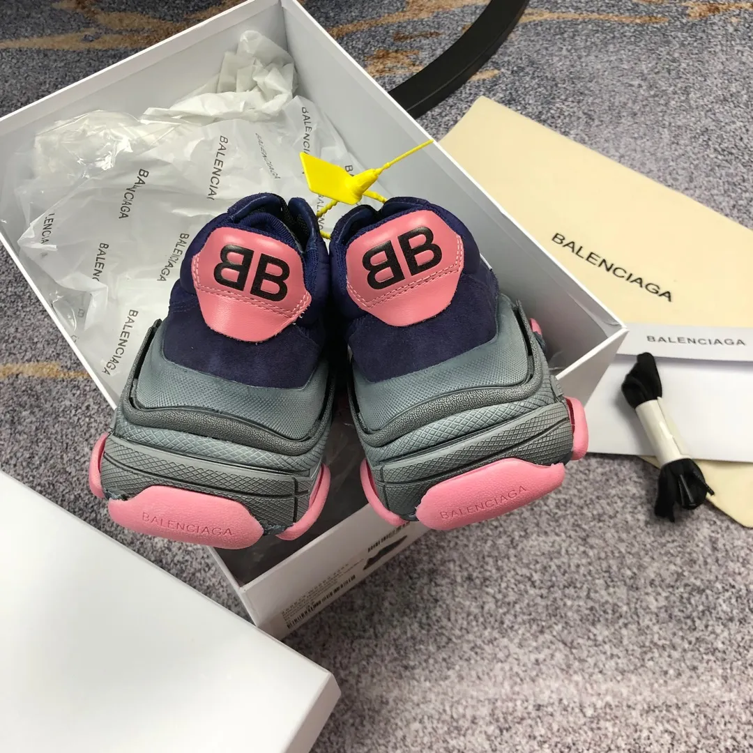 👟👟Ex-factory price 800👟👟 Balenciaga second generation 17 colors🖤 Balenciaga Triple-s Balenciaga-dad shoes. The world’s most popular retro jogging shoes 🔥. 🔺Retro distressed craftsmanship ~ original combination sole, heavy craftsmanship, not a low-end 2-layer combination sole! The upper is made of imported parachute cloth spliced ​​with nubuck matte, priced at 24 yuan per foot, which is different from the ordinary canvas on the market! The back is covered with cowhide high-frequency embossing! ⚠️When purchasing authentic products at the counter, I specifically asked the clerk about the materials. Size: 35-41 yards, men’s size 39-45, matching cloth bag, shoelaces, complete certificate of certification/men’s model will be notified later.